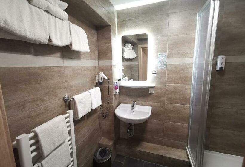 اتاق خانوادگی, Garni City