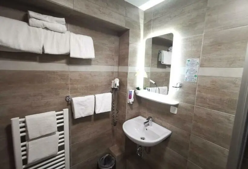 Camera Familiare, Garni City
