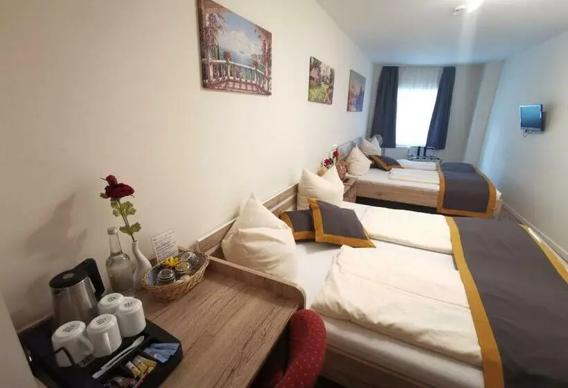Camera Familiare, Garni City