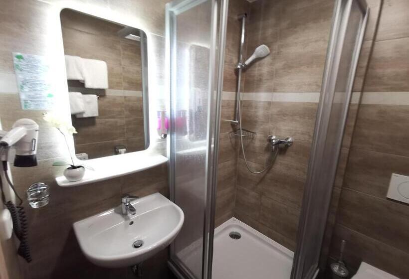 اتاق استاندارد سه نفره, Garni City