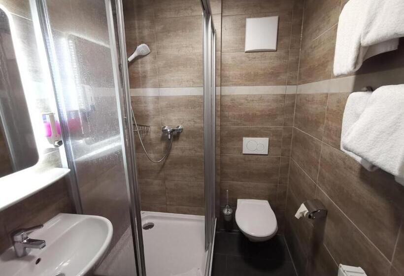 اتاق استاندارد سه نفره, Garni City