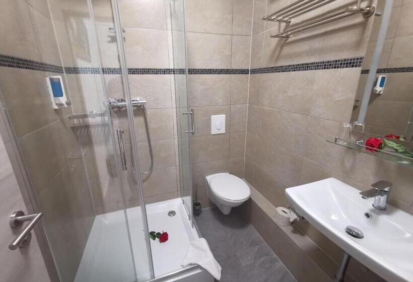 اتاق لوکس, Garni City