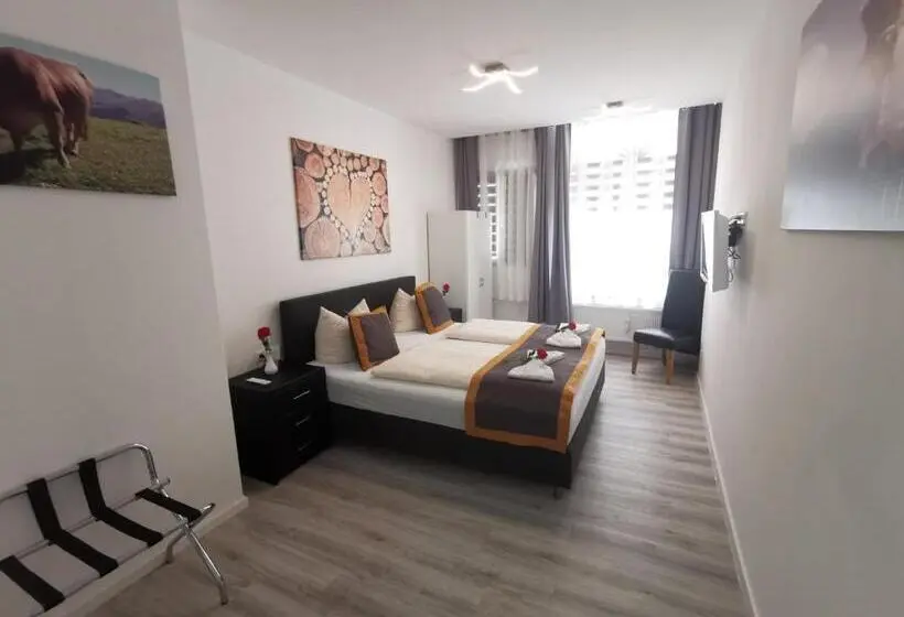Camera Deluxe, Garni City