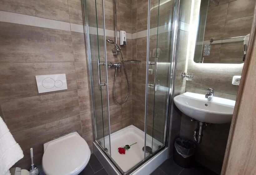 اتاق عادی, Garni City