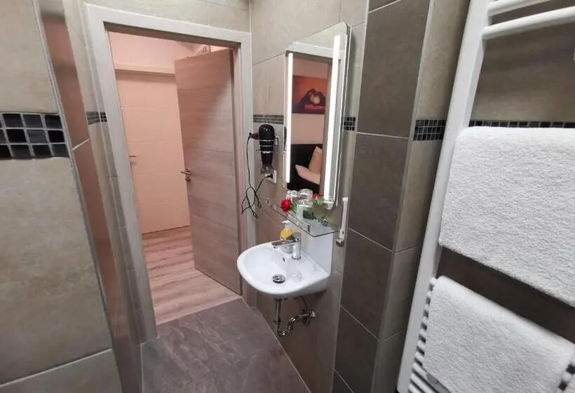 Suite Familiare, Garni City