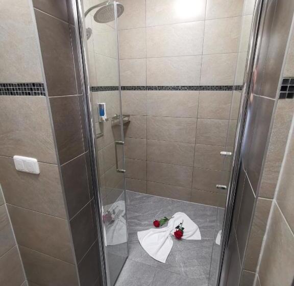 سوییت خانوادگی, Garni City