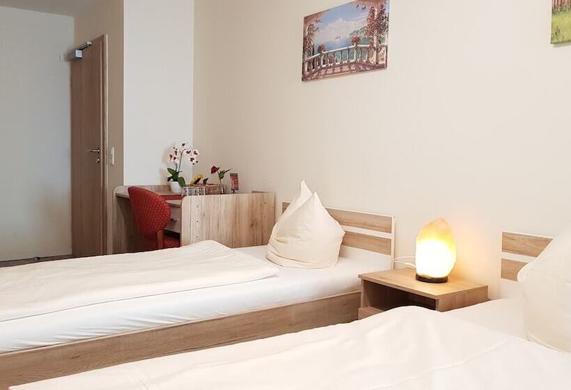 اتاق استاندارد سه نفره, Garni City