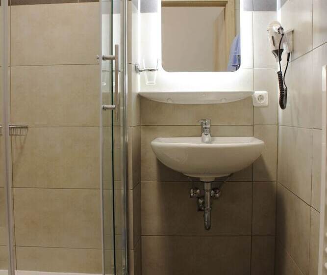 اتاق اکونومی, Garni City