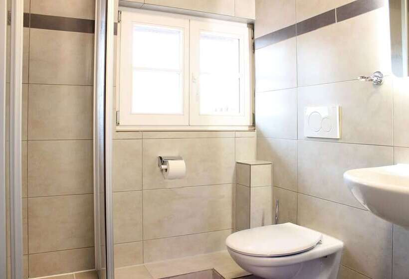 Economy Quadruple Room, Garni City