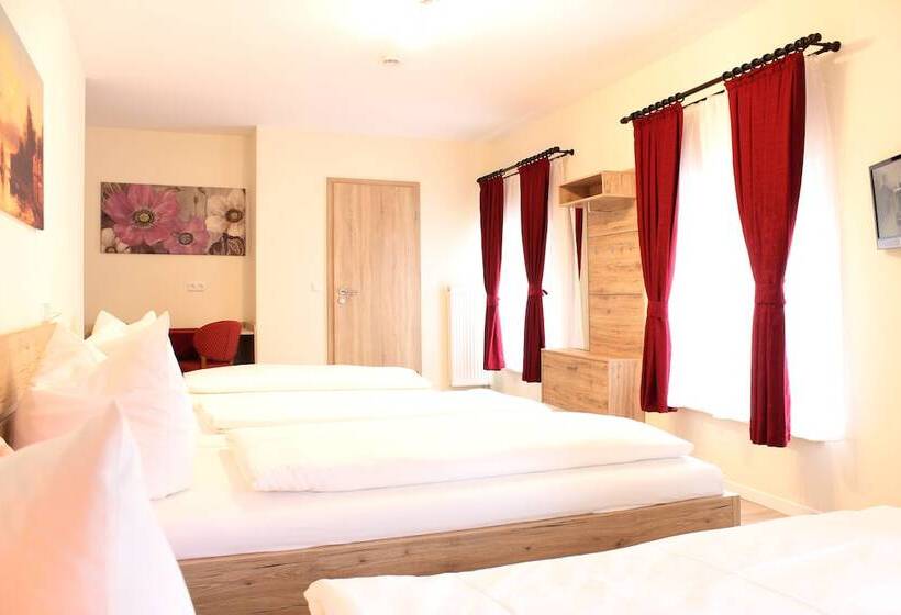 Economy Quadruple Room, Garni City