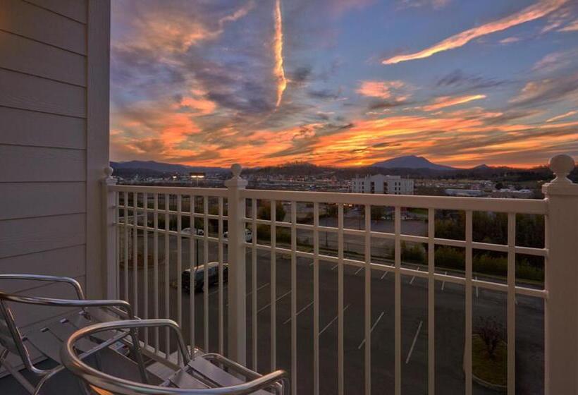 带大床的套房, Holiday Inn Express Pigeon Forge – Sevierville, An Ihg