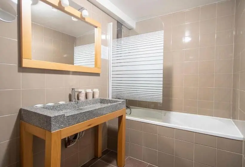 Standard Kolmen Hengen Huone, Hôtel Itzalpea