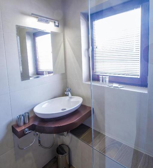 اتاق استاندارد سه نفره, Noble