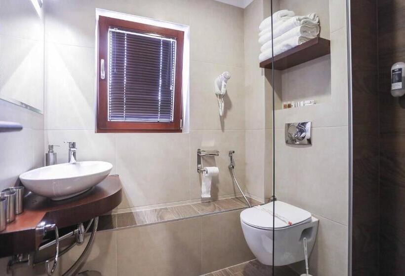 اتاق استاندارد سه نفره, Noble