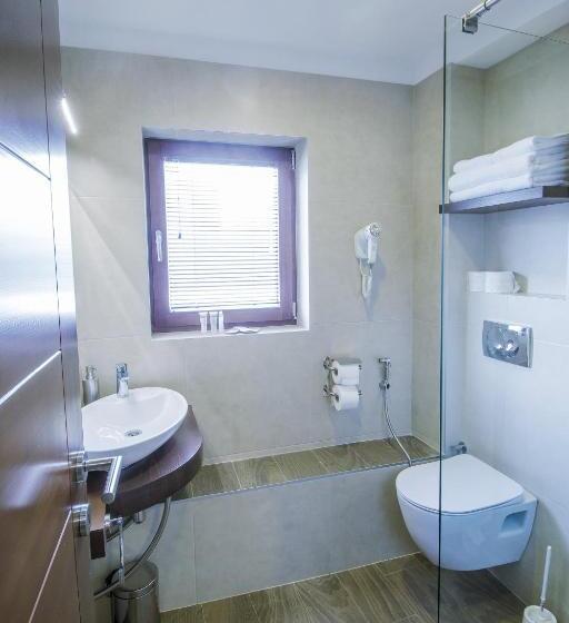 اتاق استاندارد سه نفره, Noble