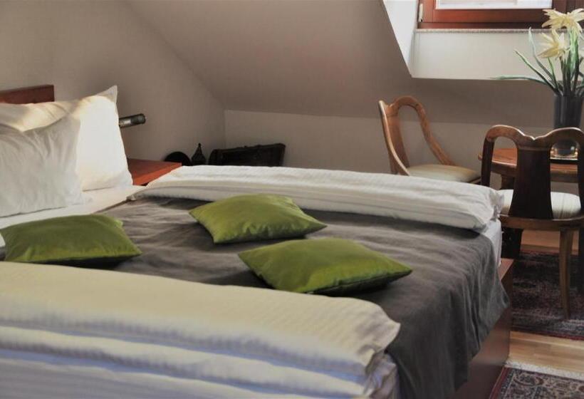 اتاق استاندارد سه نفره, Noble