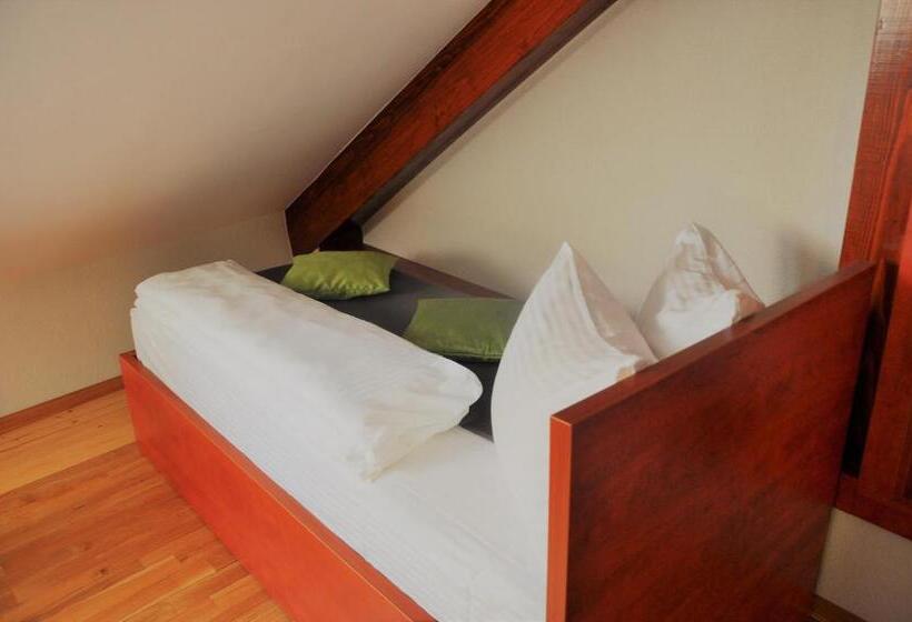 اتاق استاندارد سه نفره, Noble