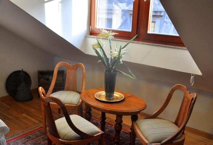 اتاق استاندارد سه نفره, Noble