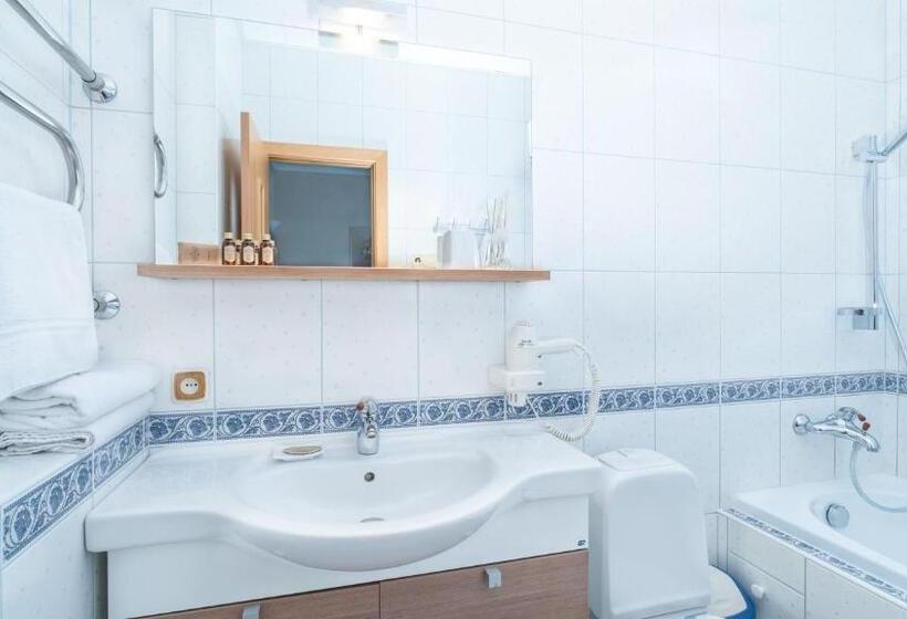 اتاق خانوادگی, Parus Boutique