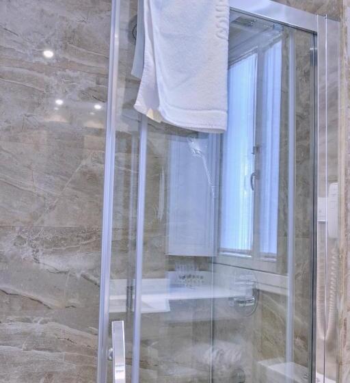 חדר סטנדרט לארבעה, Praza Quintana