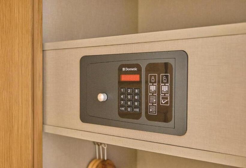 חדר סטנדרט לארבעה, Praza Quintana