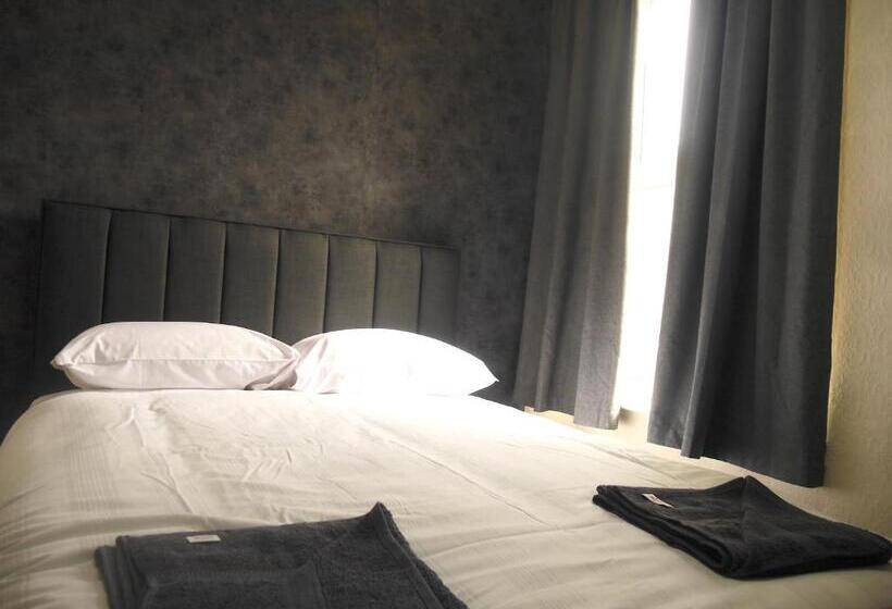 اتاق استاندارد, The Stone House