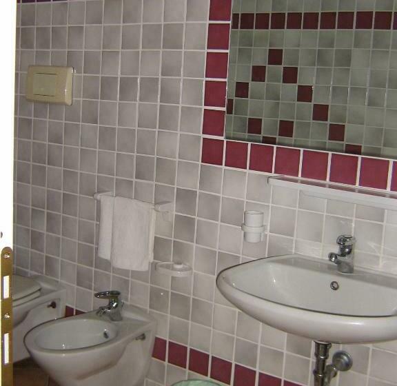 غرفة قياسية ثلاثية, Turismo Rurale Montitundu