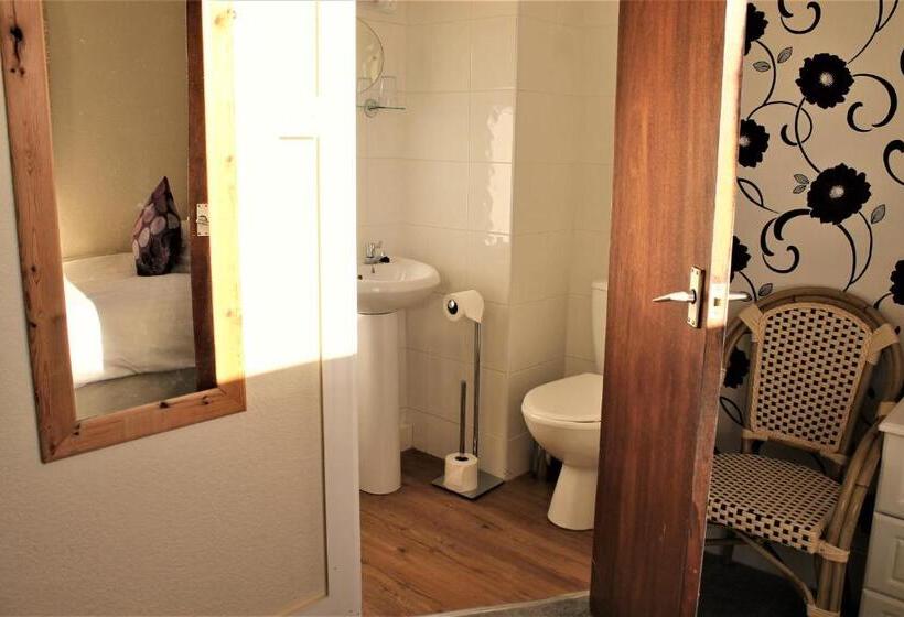 标准三人间, Winchmore