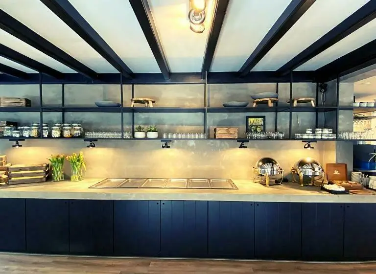ファミリールーム, Zee Bergen