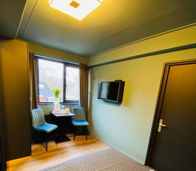 스탠다드 룸, Zee Bergen