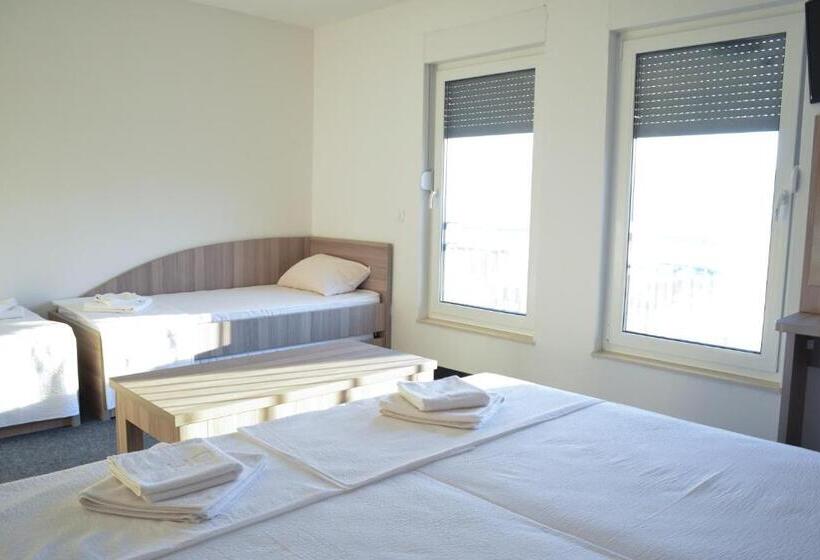 اتاق استاندارد سه نفره, Rivero A&s