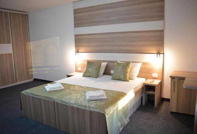 اتاق استاندارد سه نفره, Rivero A&s