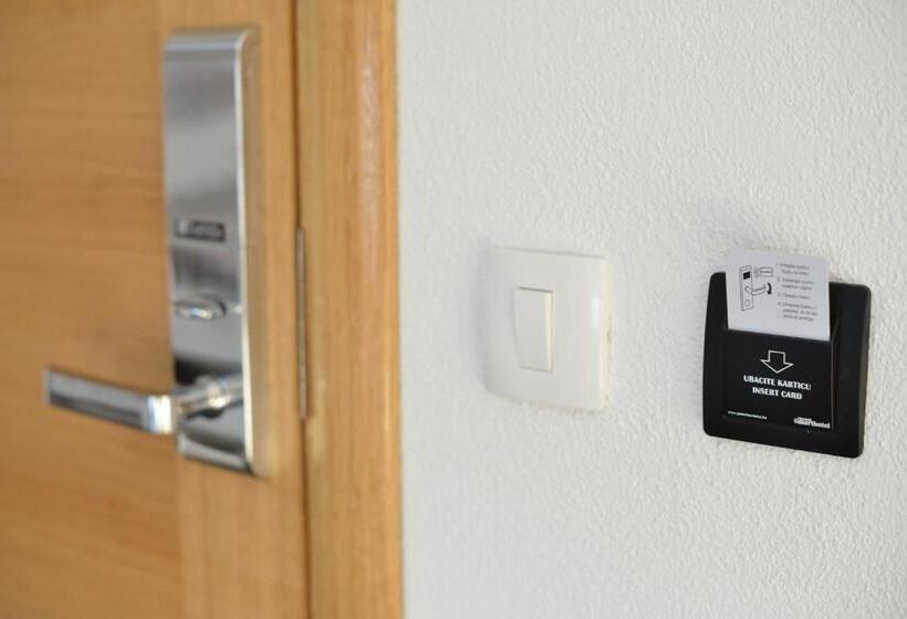 اتاق استاندارد چهار تخته, Rivero A&s