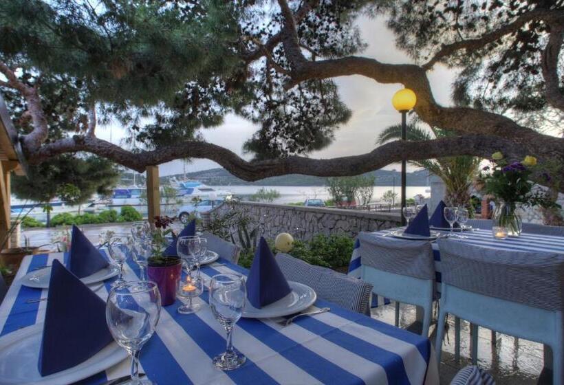 Пентхаус, Gina Bed & Breakfast