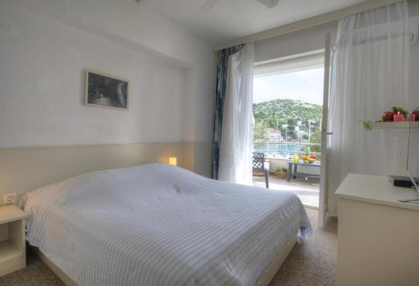 Четырехместный Номер Стандарт Вид на Море, Gina Bed & Breakfast