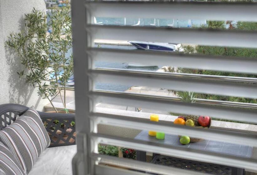 Четырехместный Номер Стандарт Вид на Море, Gina Bed & Breakfast