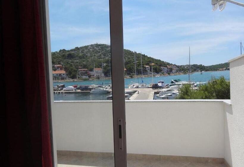 Triple Room Sea View, Gina Bed & Breakfast