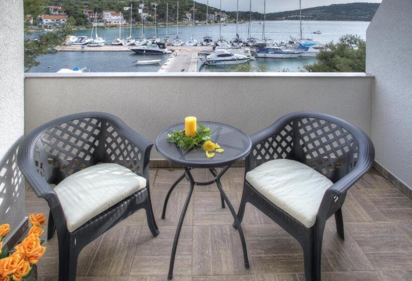 Triple Room Sea View, Gina Bed & Breakfast