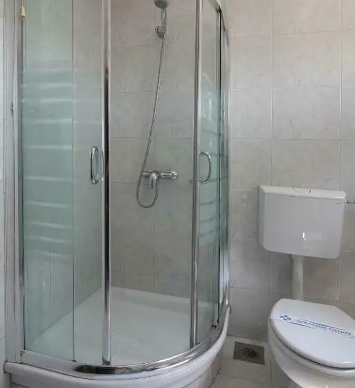 Habitación Estándar, Consul