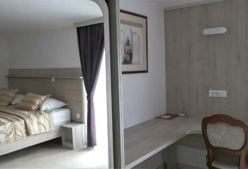 Habitación Estándar, Consul