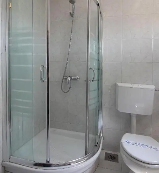 Habitación Triple Estándar, Consul
