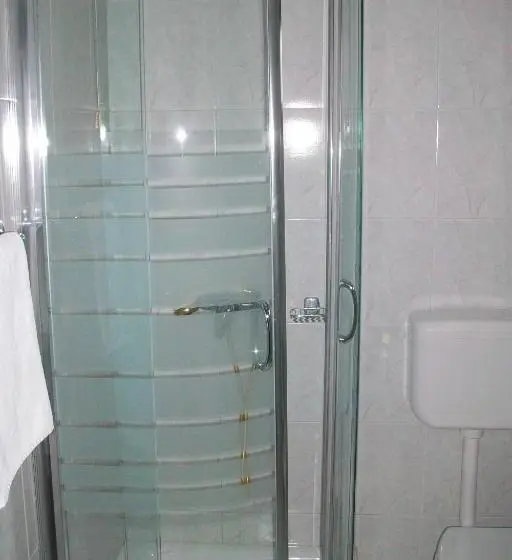 Habitación Triple Estándar, Consul