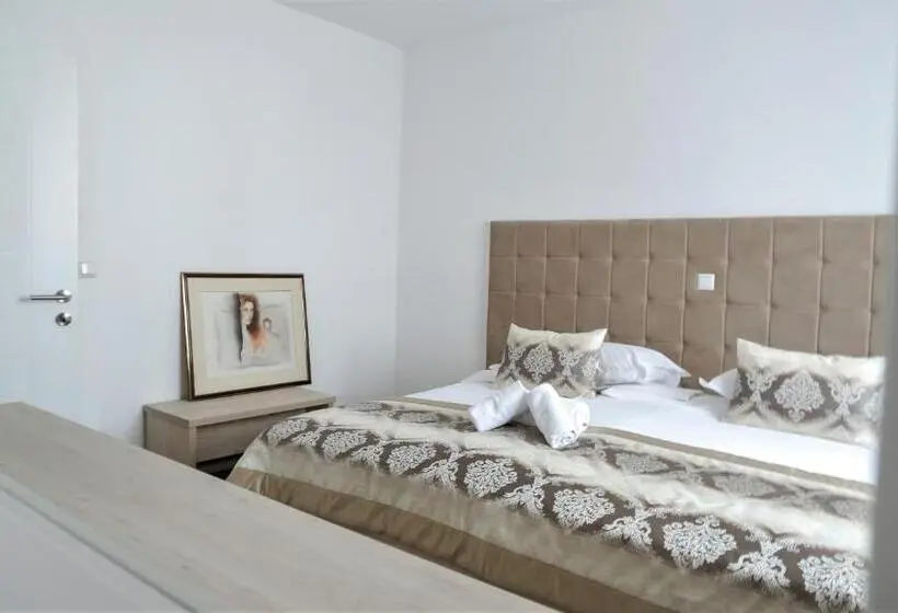 Habitación Triple Estándar, Consul