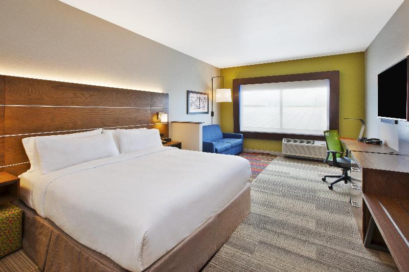 带大床的套房, Holiday Inn Express And Suites South Hill, An Ihg