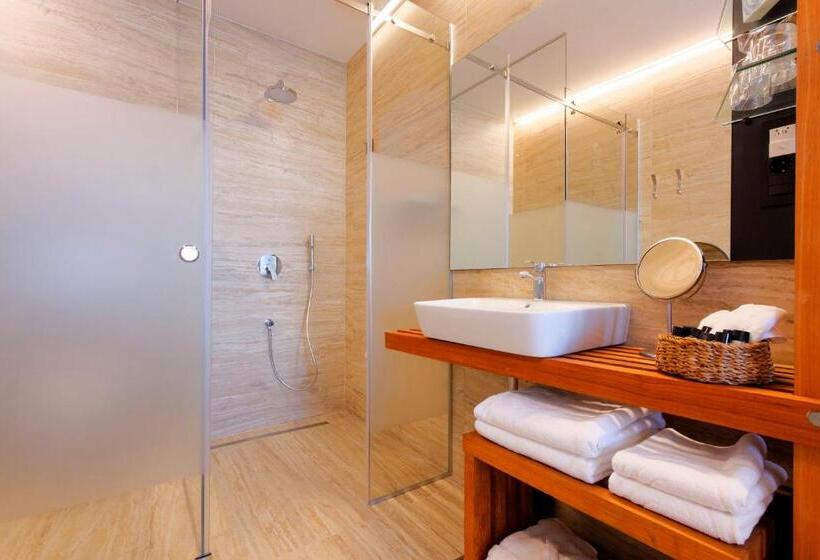 اتاق راحتی با چشم‌انداز دریا, Ola  Adults Only