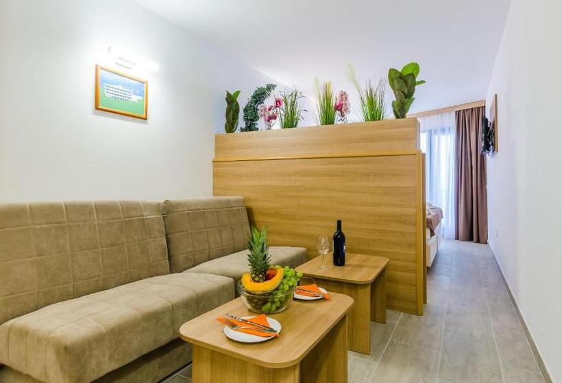 إستديو عائلى, Villa Paradiso 2