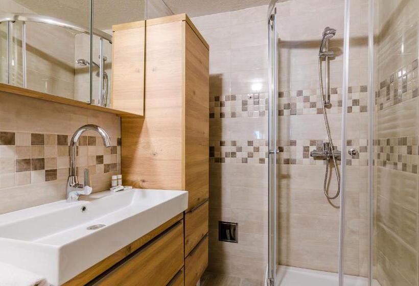 إستديو عائلى, Villa Paradiso 2