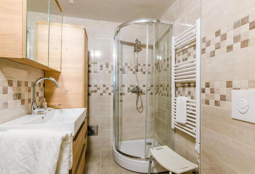 إستديو عائلى, Villa Paradiso 2