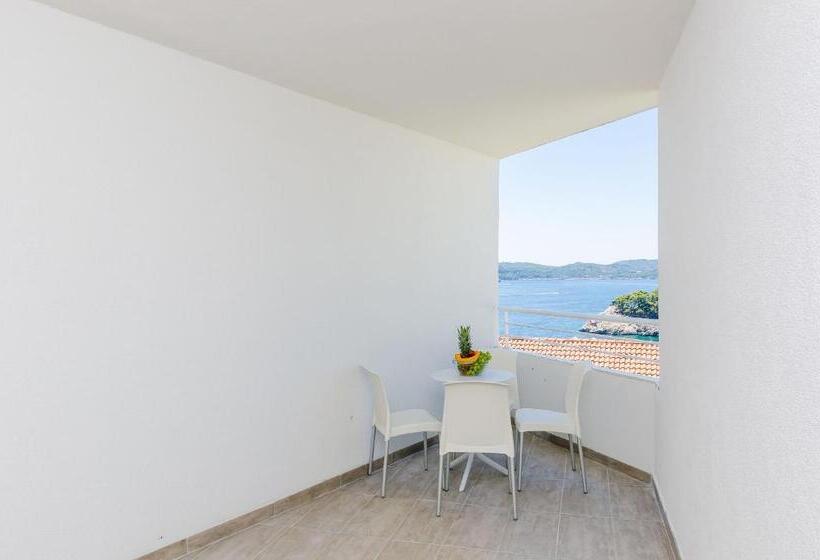 إستديو عائلى, Villa Paradiso 2