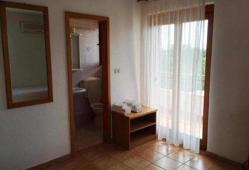 Четырехместный Номер Стандарт с Балконом, Vera Bed And Breakfast